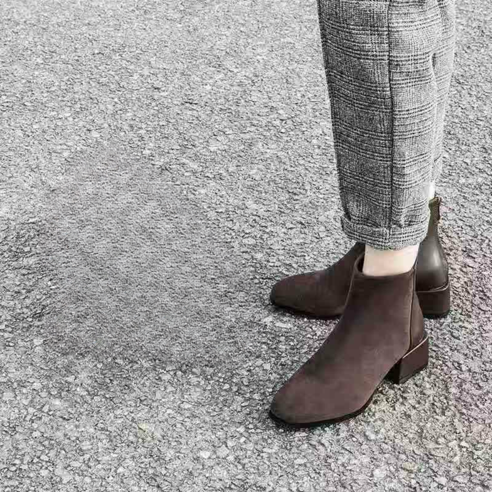 Damen Stiefeletten braun Wildleder, elegantes Design, Herbstmode, bequeme Absatzschuhe.