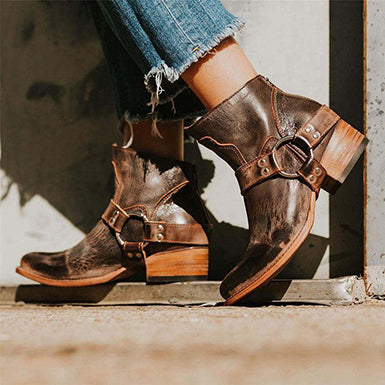 Damen Cowboy-Stiefeletten aus braunem Leder mit Holzabsatz, modisch und robust.
