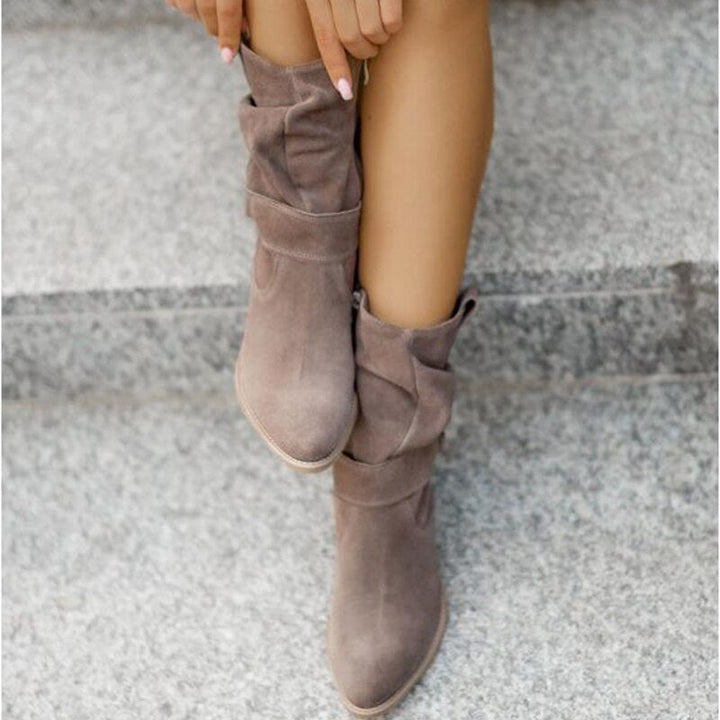 Damen Stiefeletten Wildleder Braun mit Reißverschluss und niedrigem Absatz, modisch und bequem.