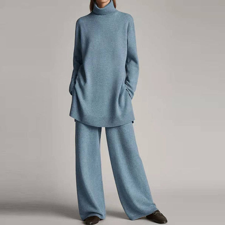 Damen Strickset, blau, Rollkragenpullover und weite Hose, gemütlich, modisch, Herbstmode.