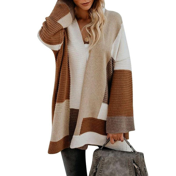 Frau in gestreiftem Strickcardigan, beige-braun, mit grauer Handtasche, Herbstmode.