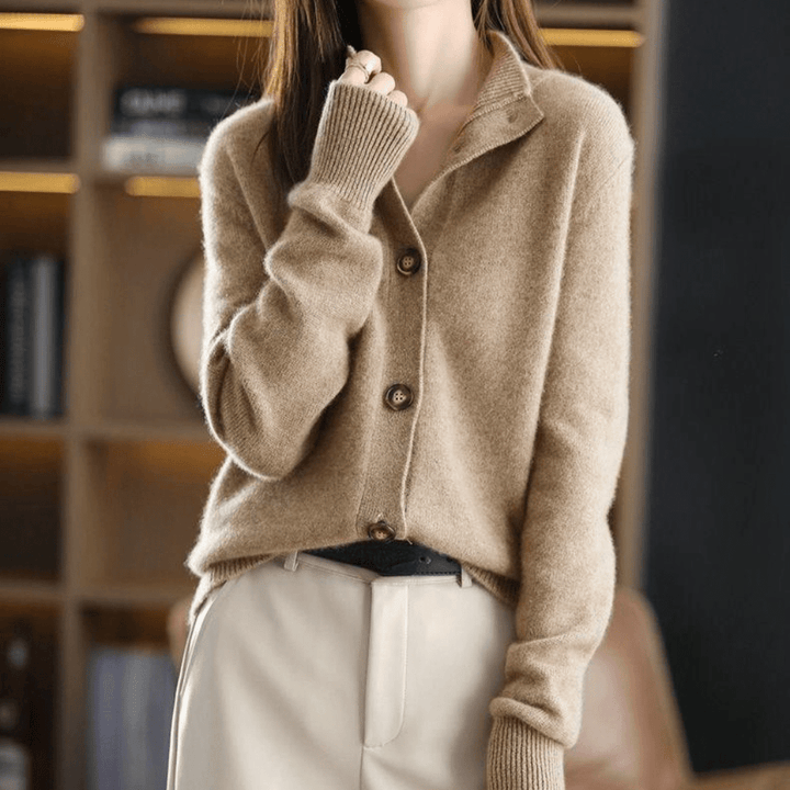 Frau trägt beige Strickjacke mit Knöpfen, eleganter Look, Herbstmode, gemütlich, stilvoll.