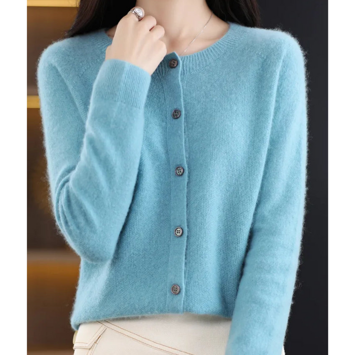 Damen Strickjacke blau, Knopfleiste, weiches Material, modisch, Herbstmode, eleganter Look.