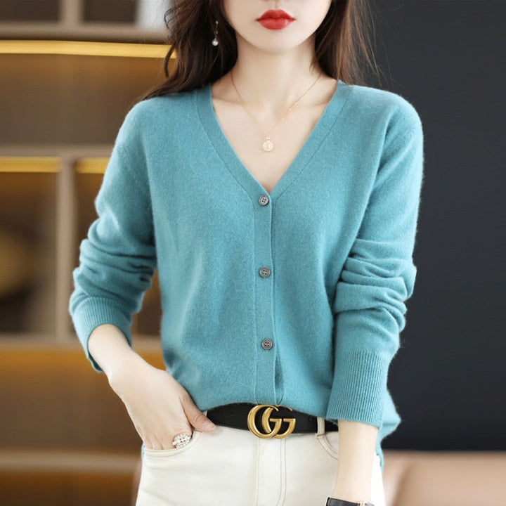 Frau in blauem V-Ausschnitt-Cardigan aus Kaschmir, modisch, elegant, Damenmode.