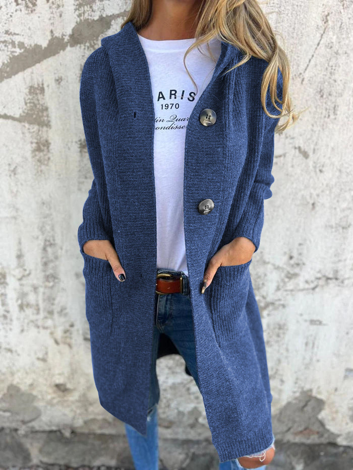 Frau in blauem Strickmantel mit Kapuze, weiße Paris-T-Shirt, lässiger Herbstlook.