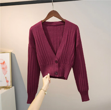 Bordeauxfarbener Strick-Cardigan mit V-Ausschnitt, Knöpfen, geripptem Design, Damenmode.