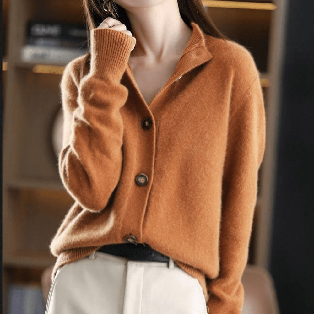 Brauner Damen-Cardigan aus Wolle, lässig, mit Knöpfen, Herbstmode, gemütlich und stilvoll.