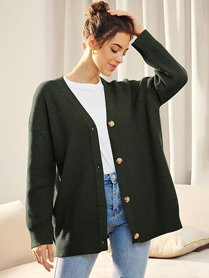 Dunkelgrüne Strickjacke Damen, V-Ausschnitt, Holzknöpfe, lässig, bequem, modisch.