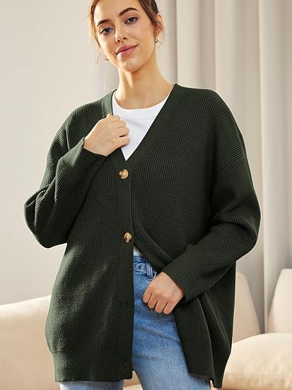 Dunkelgrüne Strickjacke Damen, V-Ausschnitt, Knöpfe, lässig, Herbstmode, gemütlich.
