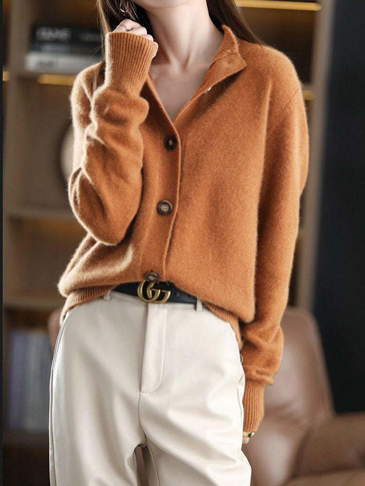 Frau in braunem Strickpullover und beiger Hose, modisch, elegant, Herbstmode, Innenraum.
