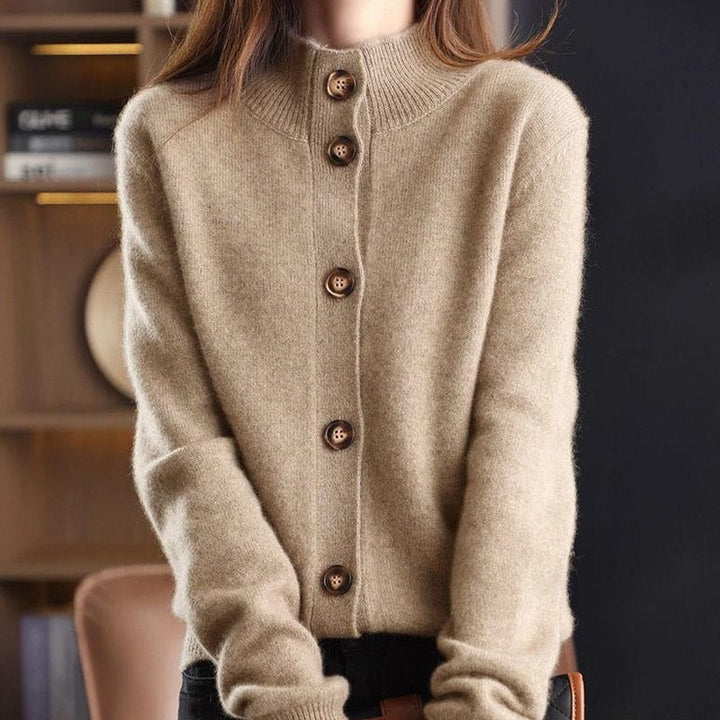 Damen Strickjacke beige, Knöpfe, weiches Material, modisch, Herbstmode, gemütlich, elegant.