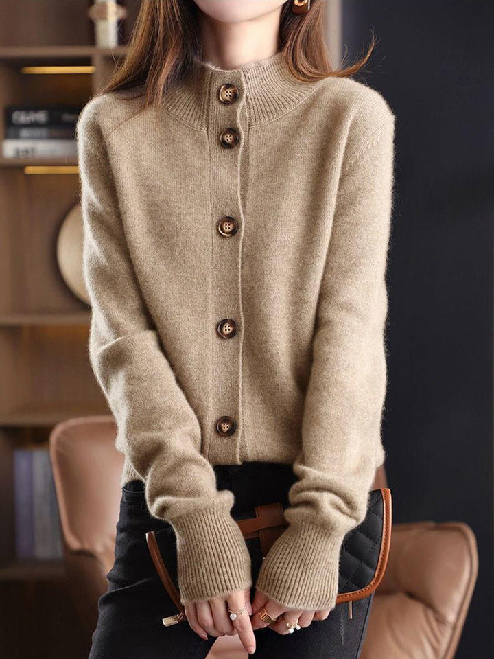 Damen Strickjacke beige, Knopfleiste, weiches Material, modisch, Herbstmode, elegant.