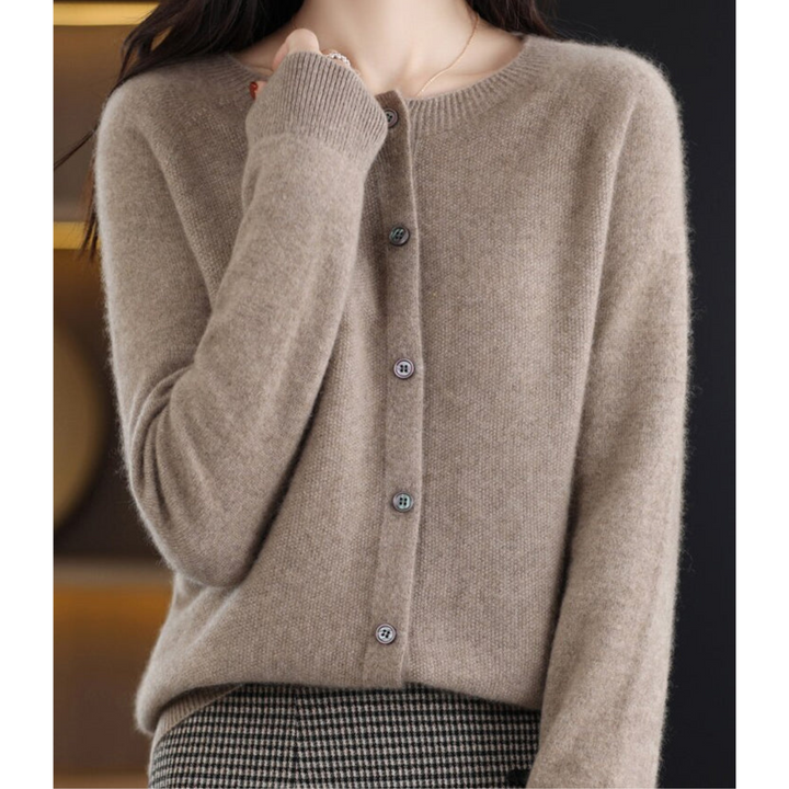 Damen Strickjacke beige, Knöpfe, weiches Material, modisch, Herbstmode, gemütlich.