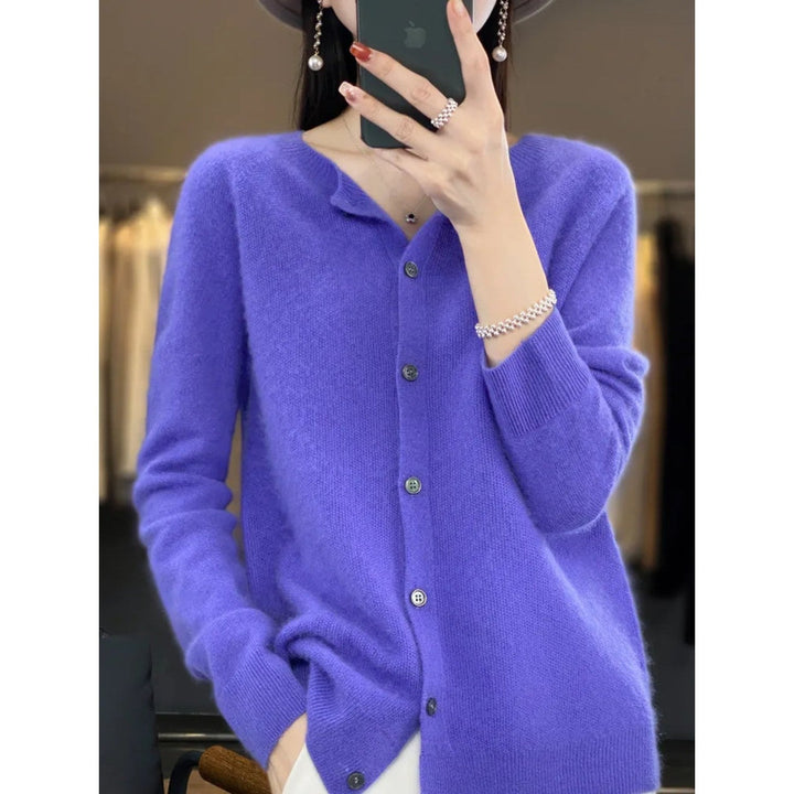 Damen Strickjacke lila, Knopfleiste, weiches Material, modisch, Herbstmode, elegant.