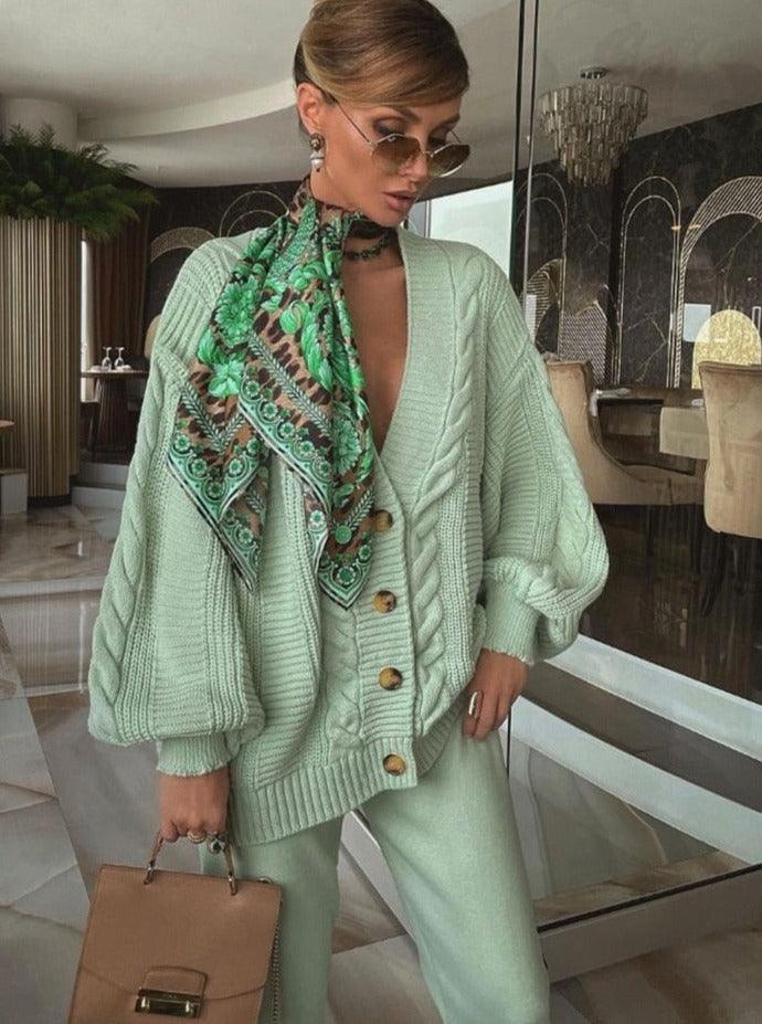 Frau in mintgrünem Strick-Set mit Schal und Sonnenbrille, modisch, elegant, Herbstmode.