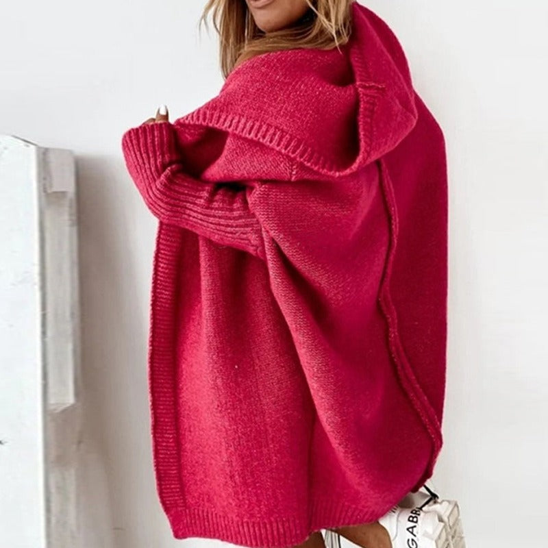 Frau in rotem Strickpullover mit Kapuze, lässiger Stil, Wintermode, Rückansicht.