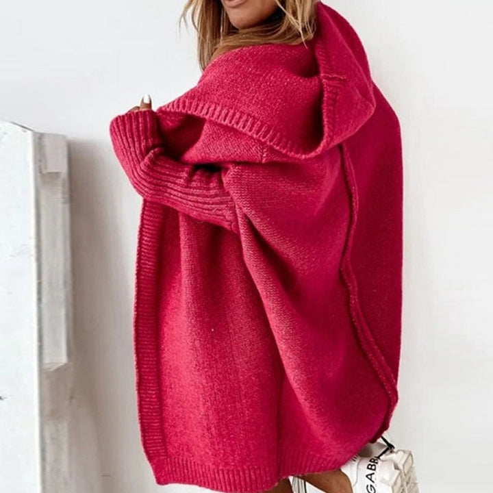 Frau in rotem Strickpullover mit Kapuze, lässiger Stil, Wintermode, Rückansicht.
