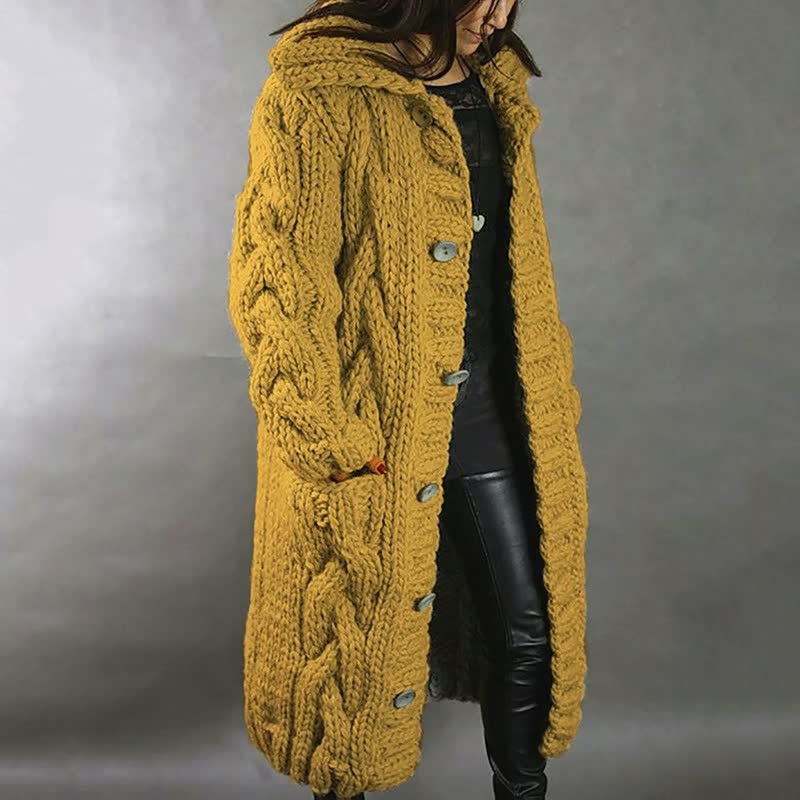 Gelber Strickmantel Damen, grob gestrickt, Zopfmuster, Knöpfe, Wintermode, warm, modisch.