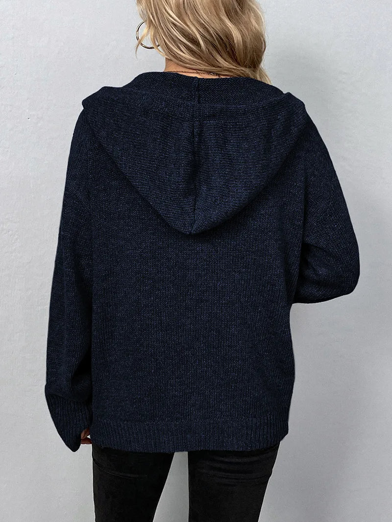 Dunkelblauer Damen-Hoodie aus Strick, Rückansicht, lässiger Stil, Herbstmode.