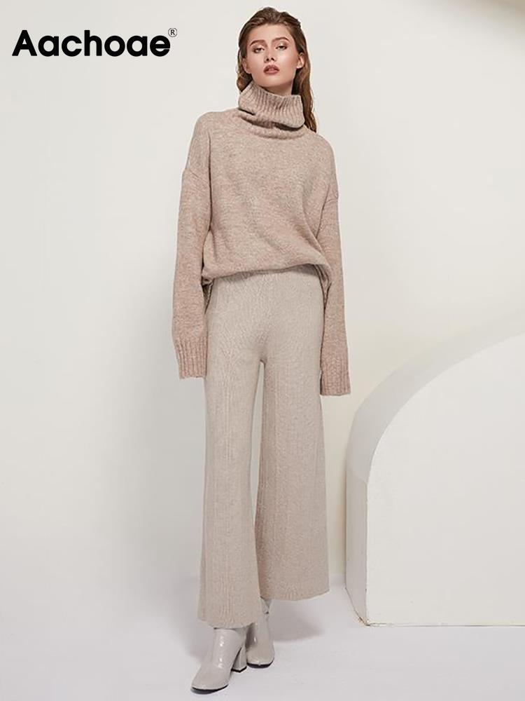 Frau in beigem Strickpullover und Hose, Rollkragen, modisch, gemütlich, Herbstmode.