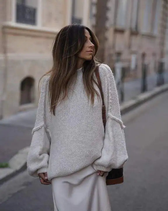 Frau in weißem Strickpullover auf Straße, modisch, lässig, Herbstmode, urbaner Stil.