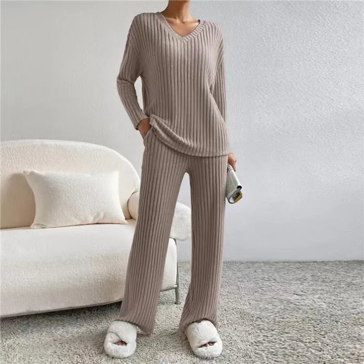 Damen Strick-Set beige, V-Ausschnitt, langärmelig, gemütlich, Lounge-Wear, Herbstmode.