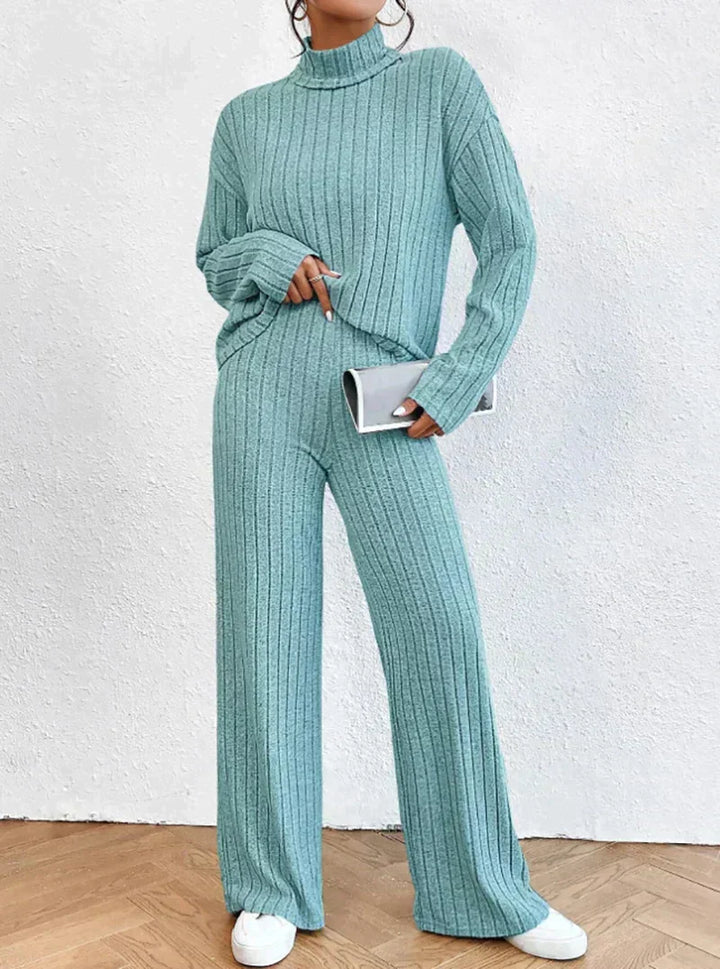 Damen Strickset, hellblau, gerippt, Pullover und Hose, gemütlich, modisch, Herbstmode.