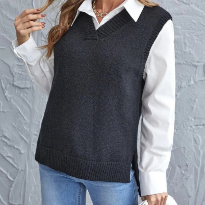 Damen Pullover Weste, dunkelblau, V-Ausschnitt, über weißer Bluse, modisch, elegant.