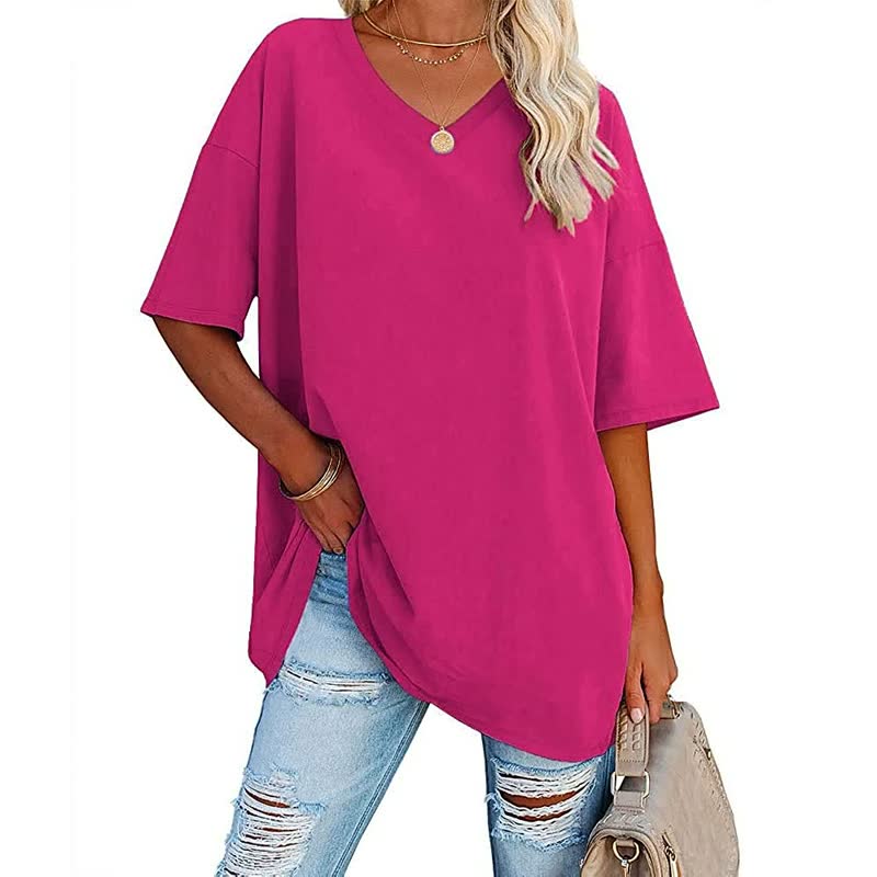 Frau in pinkem Oversize-T-Shirt und zerrissenen Jeans, modisch, lässig, Sommeroutfit.