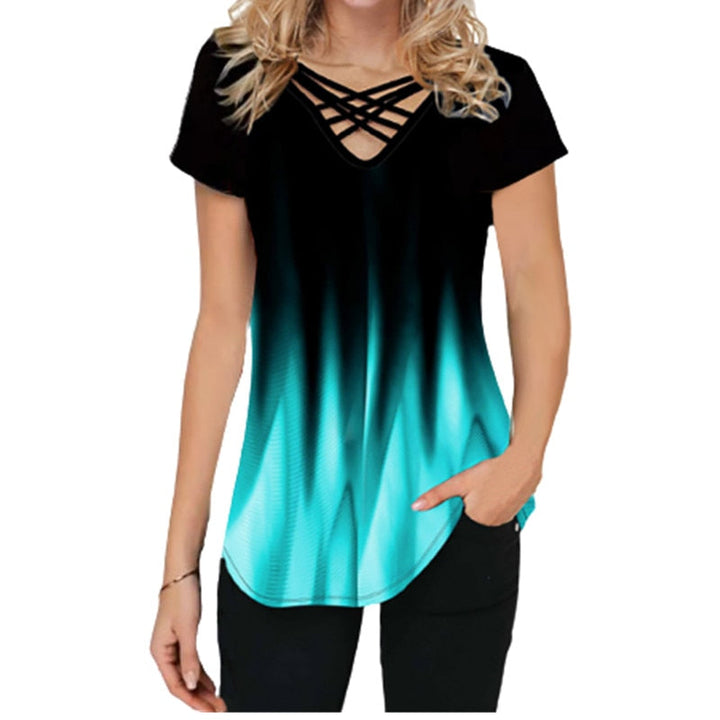 Frau in schwarz-türkisem Ombre-T-Shirt mit V-Ausschnitt und kurzen Ärmeln.