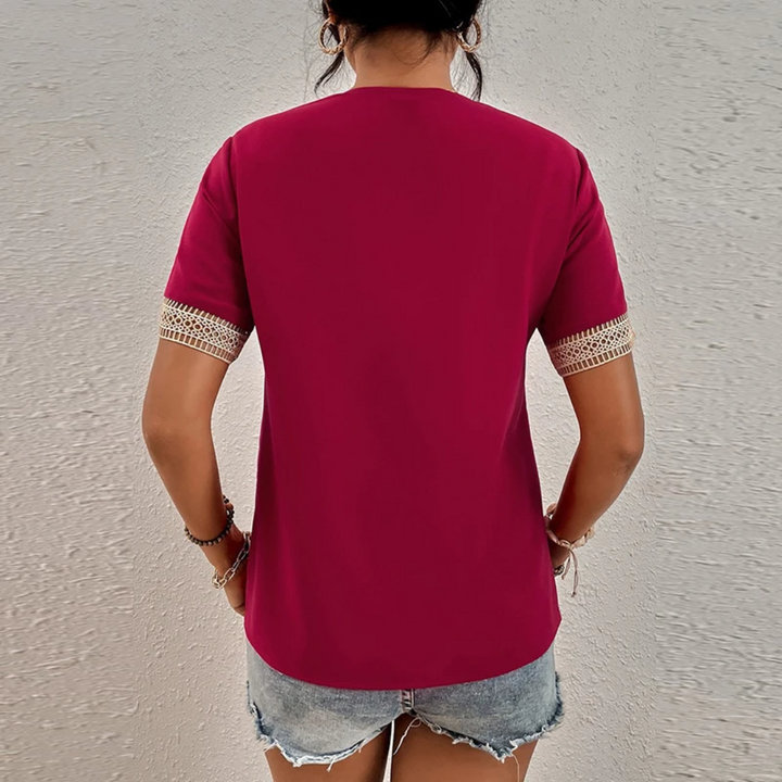 Frau in rotem T-Shirt mit Spitzenärmeln und Jeansshorts, Rückansicht, lässige Sommermode.