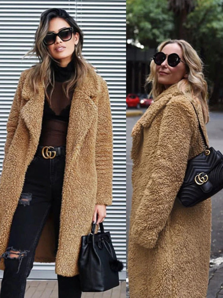Zwei Frauen in braunen Teddy-Mänteln, schwarze Sonnenbrillen, GG-Gürtel und Tasche.