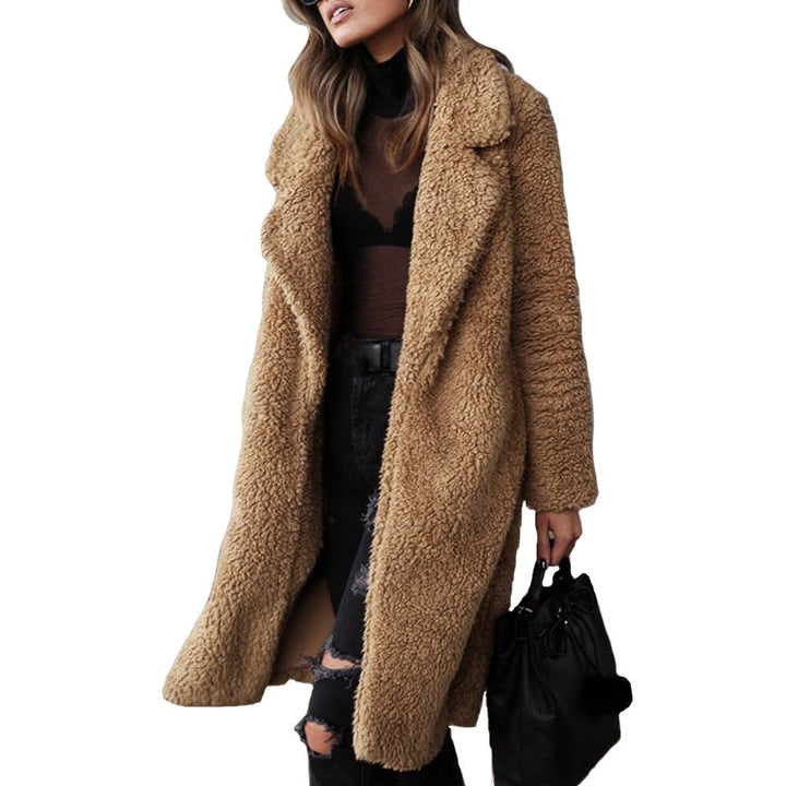 Frau in braunem Teddy-Mantel, schwarze Tasche, modisch, Herbst-Winter-Outfit.
