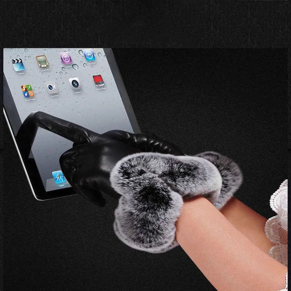 Damenhandschuh aus Leder mit Kunstfell, Touchscreen-kompatibel, schwarz-grau, elegant.