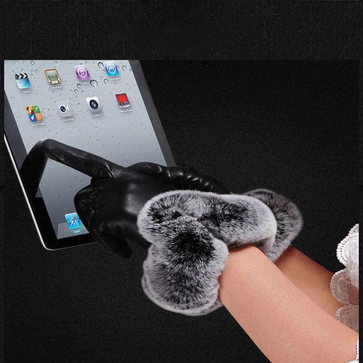 Damenhandschuh aus Leder mit Kunstfell, Touchscreen-kompatibel, schwarz-grau, elegant.
