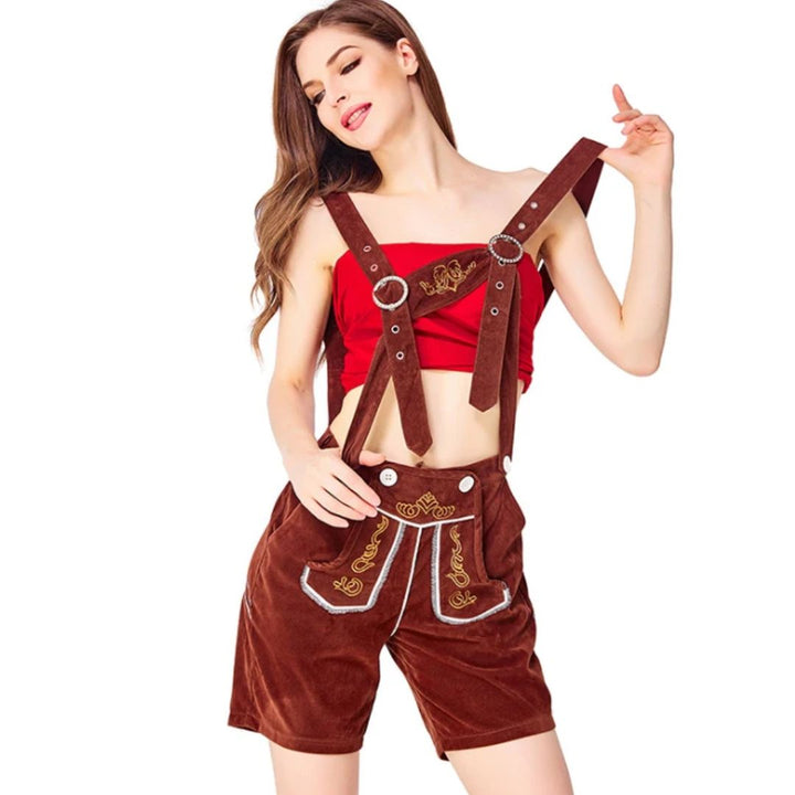 Frau in brauner Lederhose mit rotem Top, traditionelles bayerisches Outfit, Oktoberfest Mode.