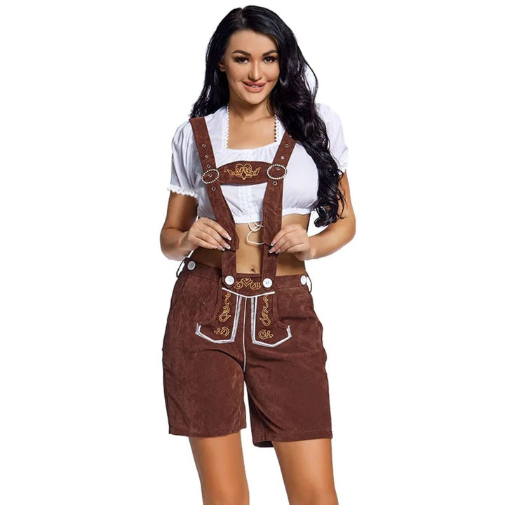 Frau in brauner Lederhose und weißer Bluse, traditionelles bayerisches Trachtenoutfit.