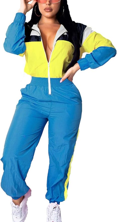 Frau in blau-gelbem Trainingsanzug, Reißverschluss, sportlich, modisch, Freizeitkleidung.