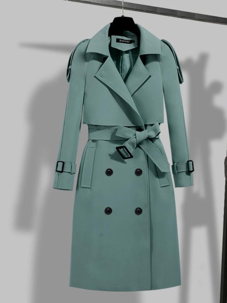 Grüner Trenchcoat aus Baumwolle mit Gürtel, zweireihig, Damenmode, Herbstkollektion.