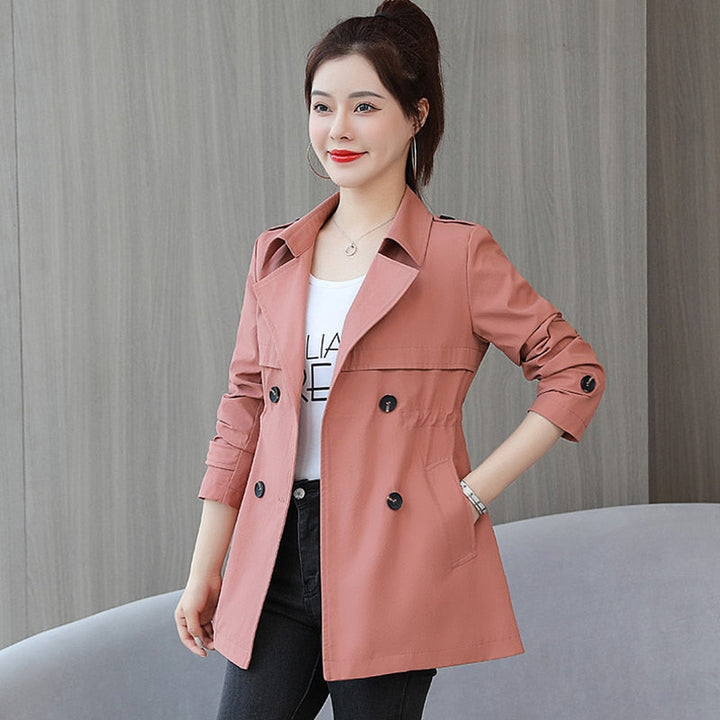 Damen Trenchcoat rosa, doppelte Knopfleiste, modisch, elegant, Herbstmode, Freizeitkleidung.