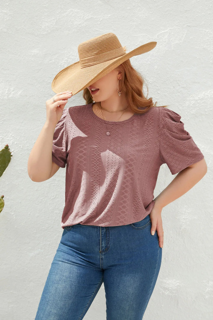 Frau mit Strohhut, lila T-Shirt, blaue Jeans, lässiger Sommerlook, Modefotografie.