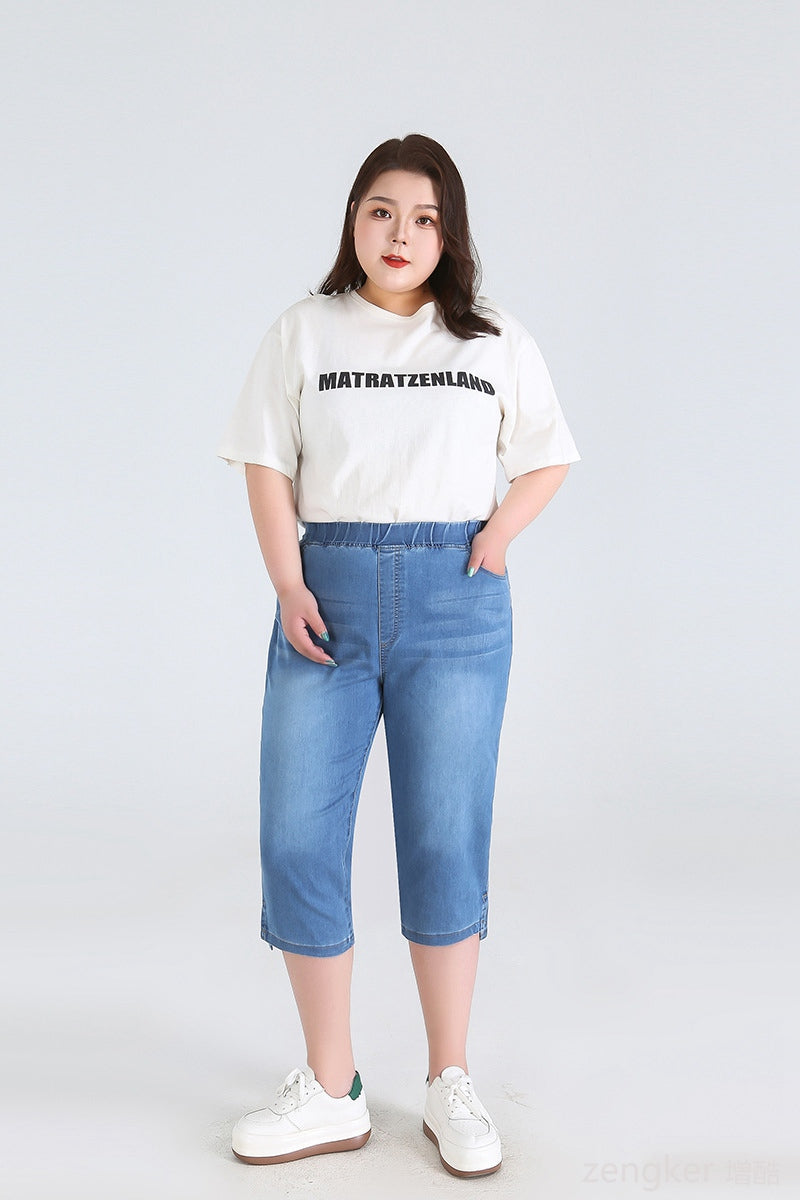 Frau in weißem T-Shirt und blauer Jeans-Caprihose, lässige Mode, Plus-Size-Bekleidung.