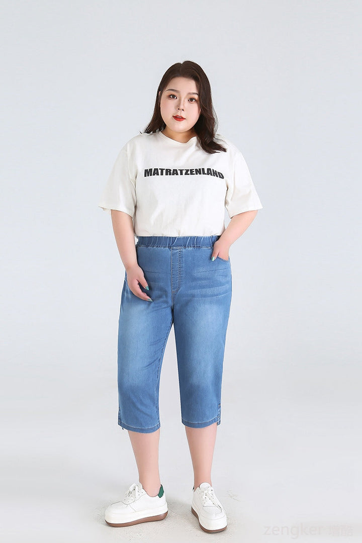 Frau in weißem T-Shirt und blauer Jeans-Caprihose, lässige Mode, Plus-Size-Bekleidung.