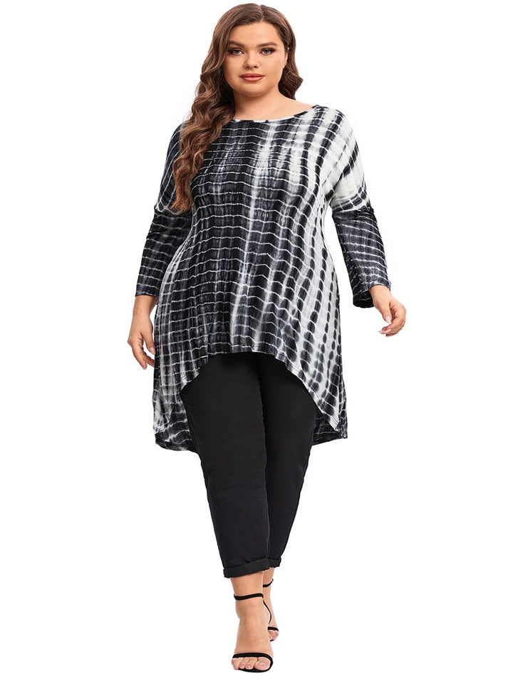 Frau in schwarz-weißem Batik-Longshirt und schwarzer Hose, Mode für Damen, lässiger Stil.