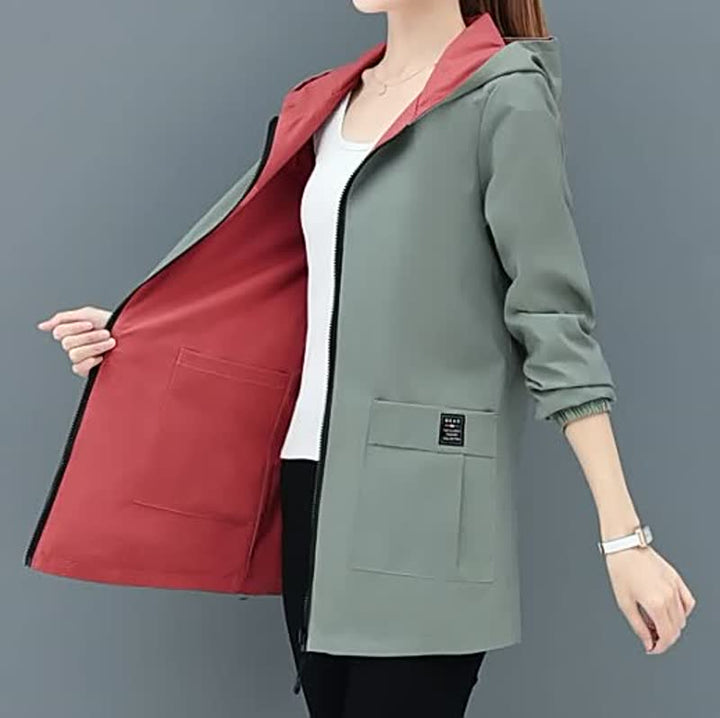 Damenjacke mit Kapuze, grün, Innenfutter rot, Reißverschluss, lässiger Stil, Herbstmode.