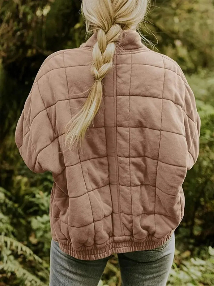 Frau in rosa Steppjacke, Übergangsjacke, oversized, Herbstmode, Damenbekleidung, Outdoor.