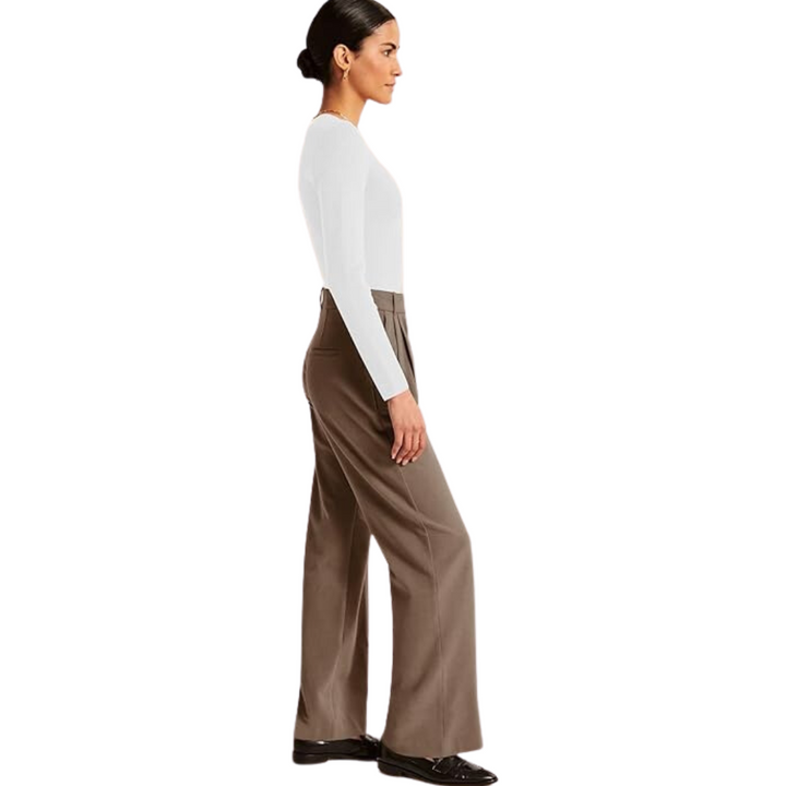 Frau in weißem Langarmshirt und brauner Hose, seitlich, Mode, Damenbekleidung, elegant.