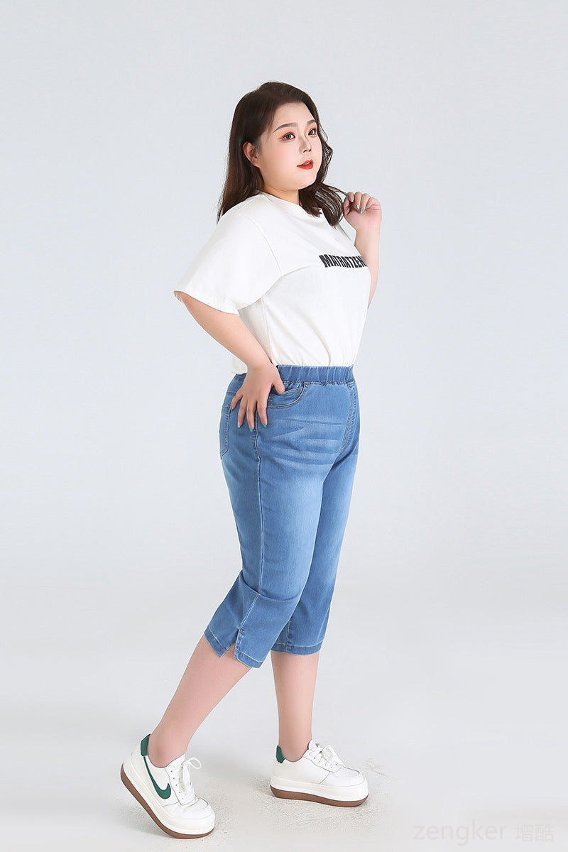Frau in weißem T-Shirt und blauer Jeans, Plus-Size-Mode, lässiger Stil, weiße Sneaker.