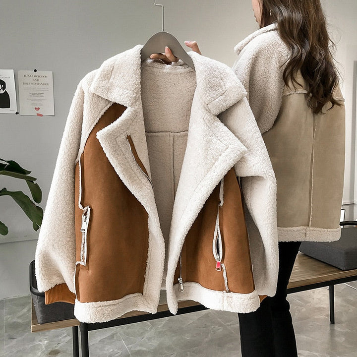 Damen Teddyjacke, beige, Lammfell-Optik, Reißverschlüsse, Wintermode, warm, modisch.