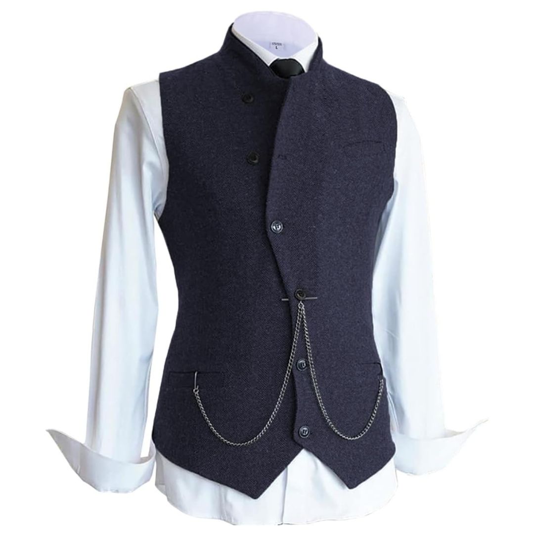 Dunkelblaue Herrenweste mit Kette, Stehkragen, über weißem Hemd, elegantes Design.